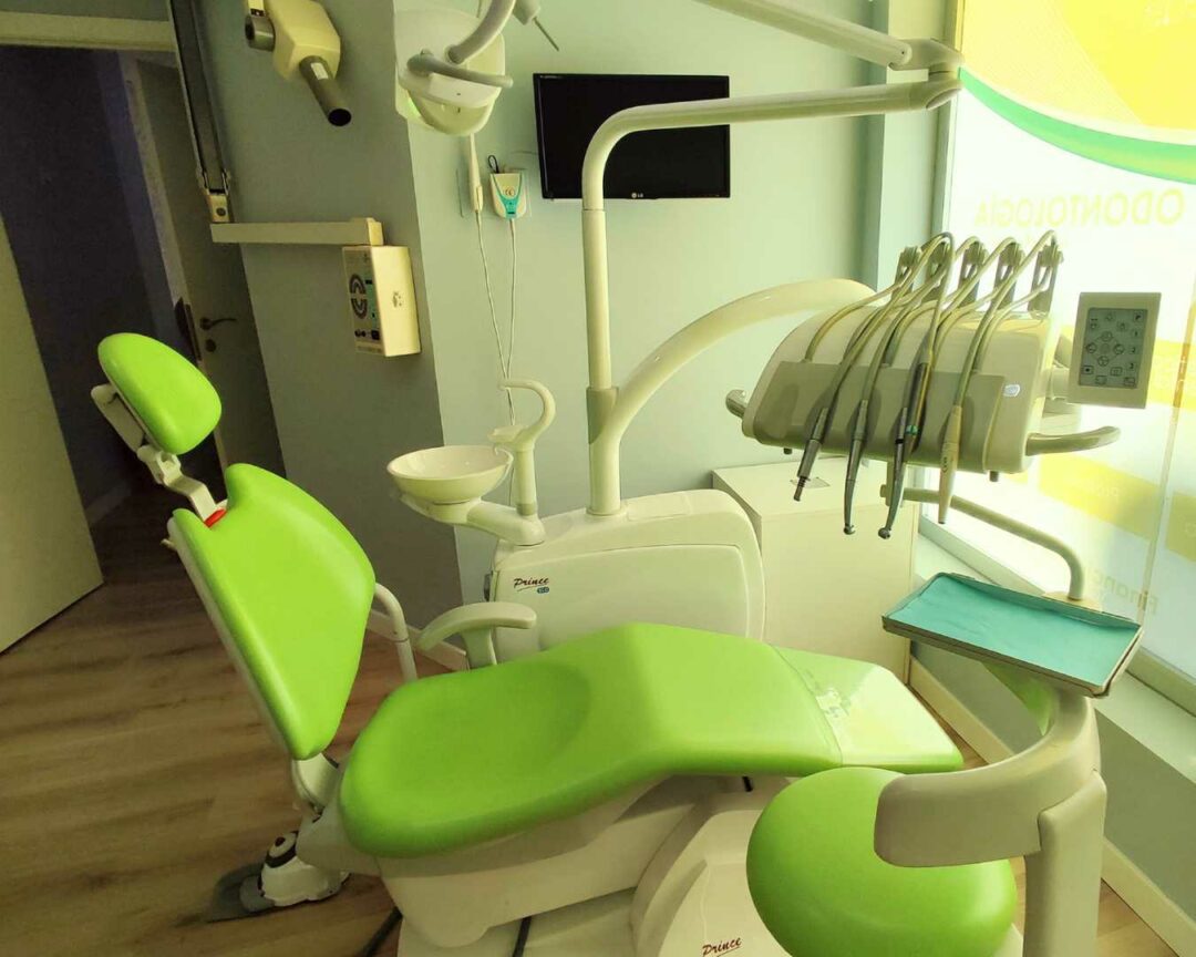 Entrada de CLAVISUR clínica dental en Triana Consulta de odontología Sala 1 de la clínica dental en Coria del Río, CLAVISUR clínicas