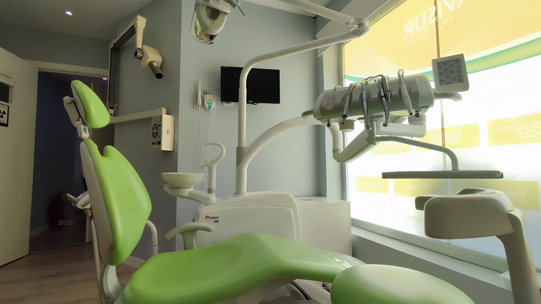 Consulta de odontología Sala 1 de la clínica dental y podología en Coria del Río, CLAVISUR clínicas