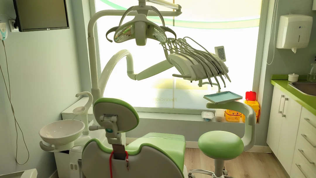Consulta de odontología Sala 1 de la clínica dental y podología en Coria del Río, CLAVISUR clínicas