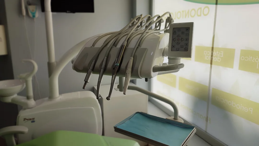 Consulta de odontología Sala 1 de la clínica dental y podología en Coria del Río, CLAVISUR clínicas