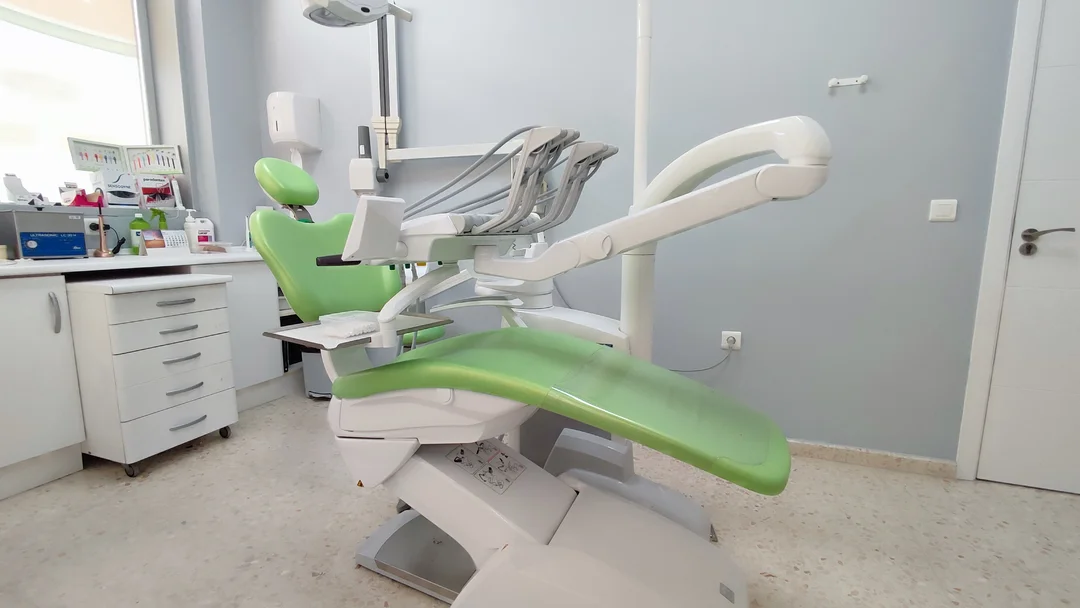 Consulta de odontología Sala 1 de la clínica dental y podología en La Algaba, CLAVISUR clínicas