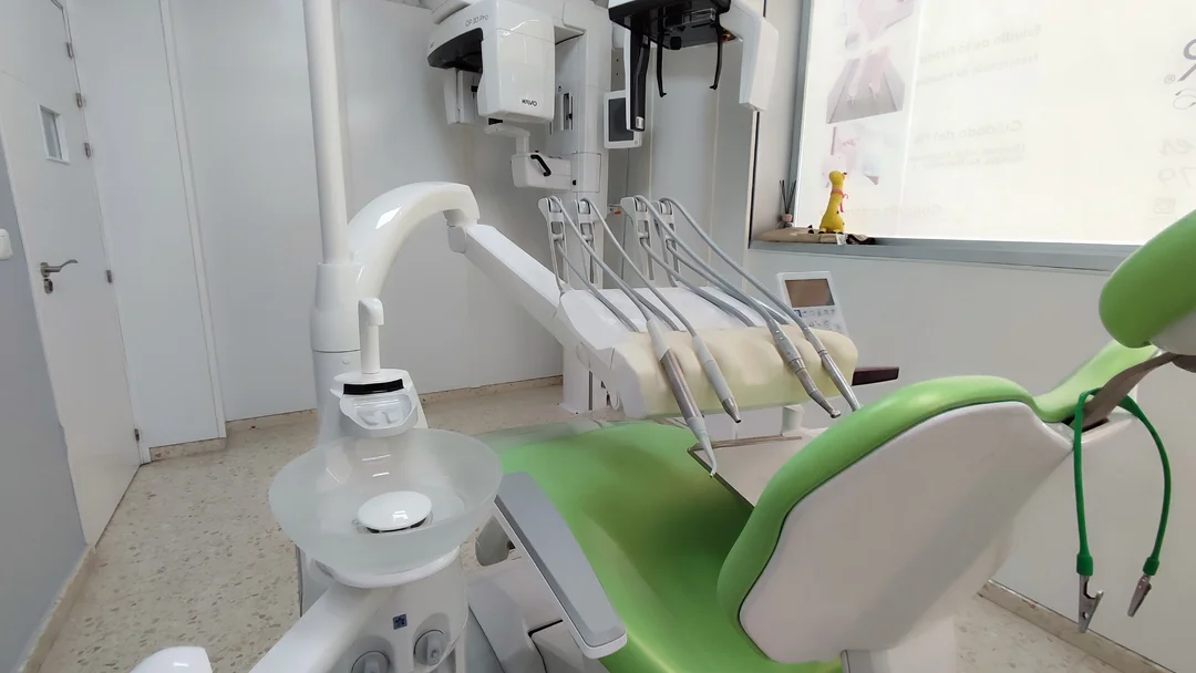 Consulta de odontología Sala 1 de la clínica dental y podología en La Algaba, CLAVISUR clínicas