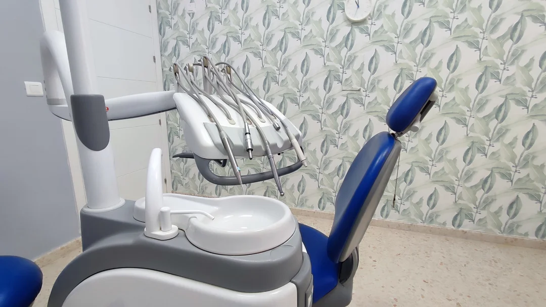 Consulta de odontología Sala 2 de la clínica dental y podología en La Algaba, CLAVISUR clínicas