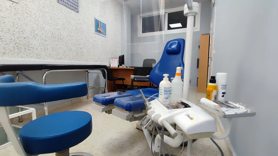 Sala 1 de podología en La Algaba, CLAVISUR clínicas