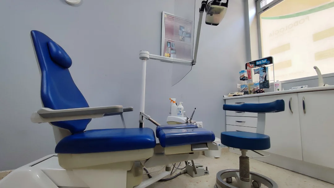 Sala 1 de podología en La Algaba, CLAVISUR clínicas