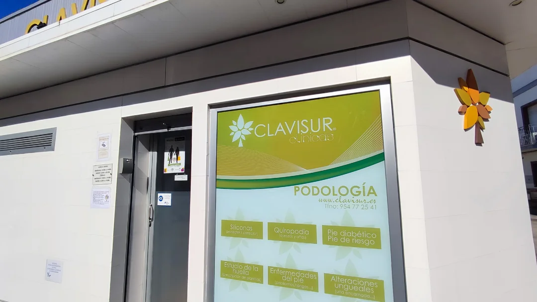 Entrada a la clínica dental y podología en Coria del Río, CLAVISUR clínicas