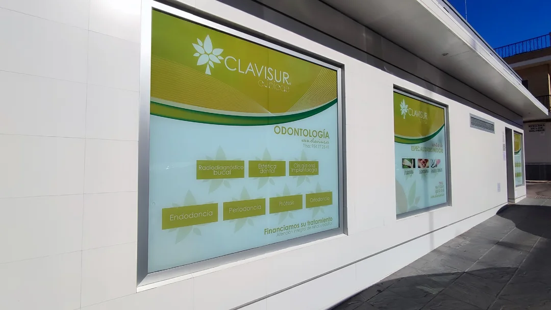 Entrada a la clínica dental y podología en Coria del Río, CLAVISUR clínicas