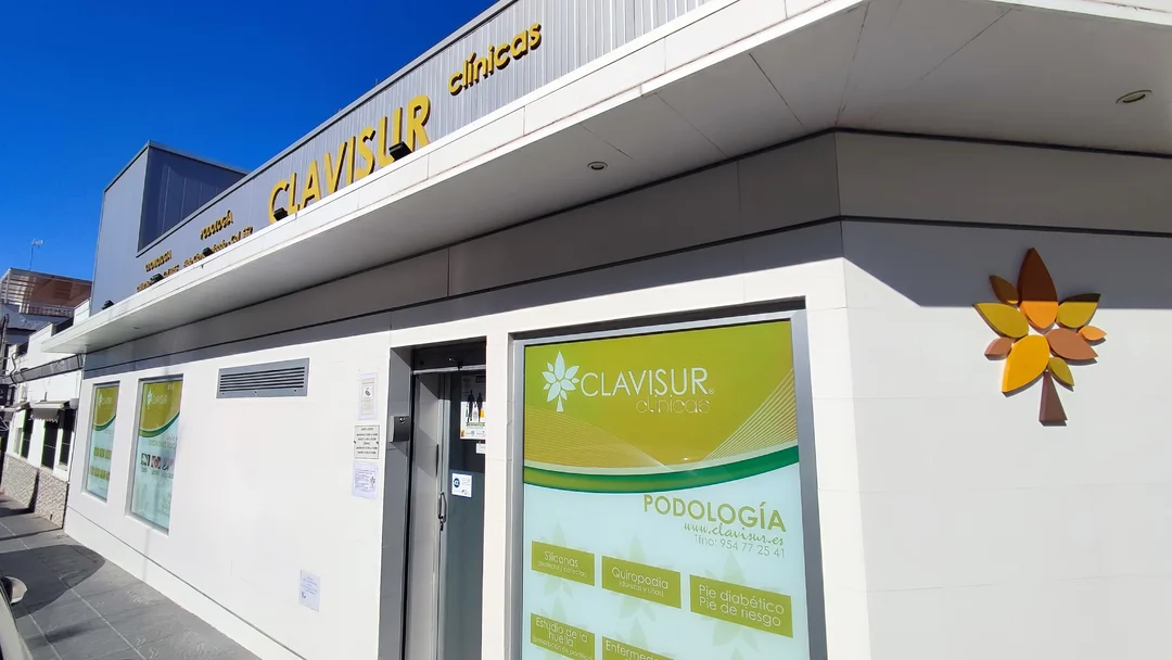 Entrada a la clínica dental y podología en Coria del Río, CLAVISUR clínicas