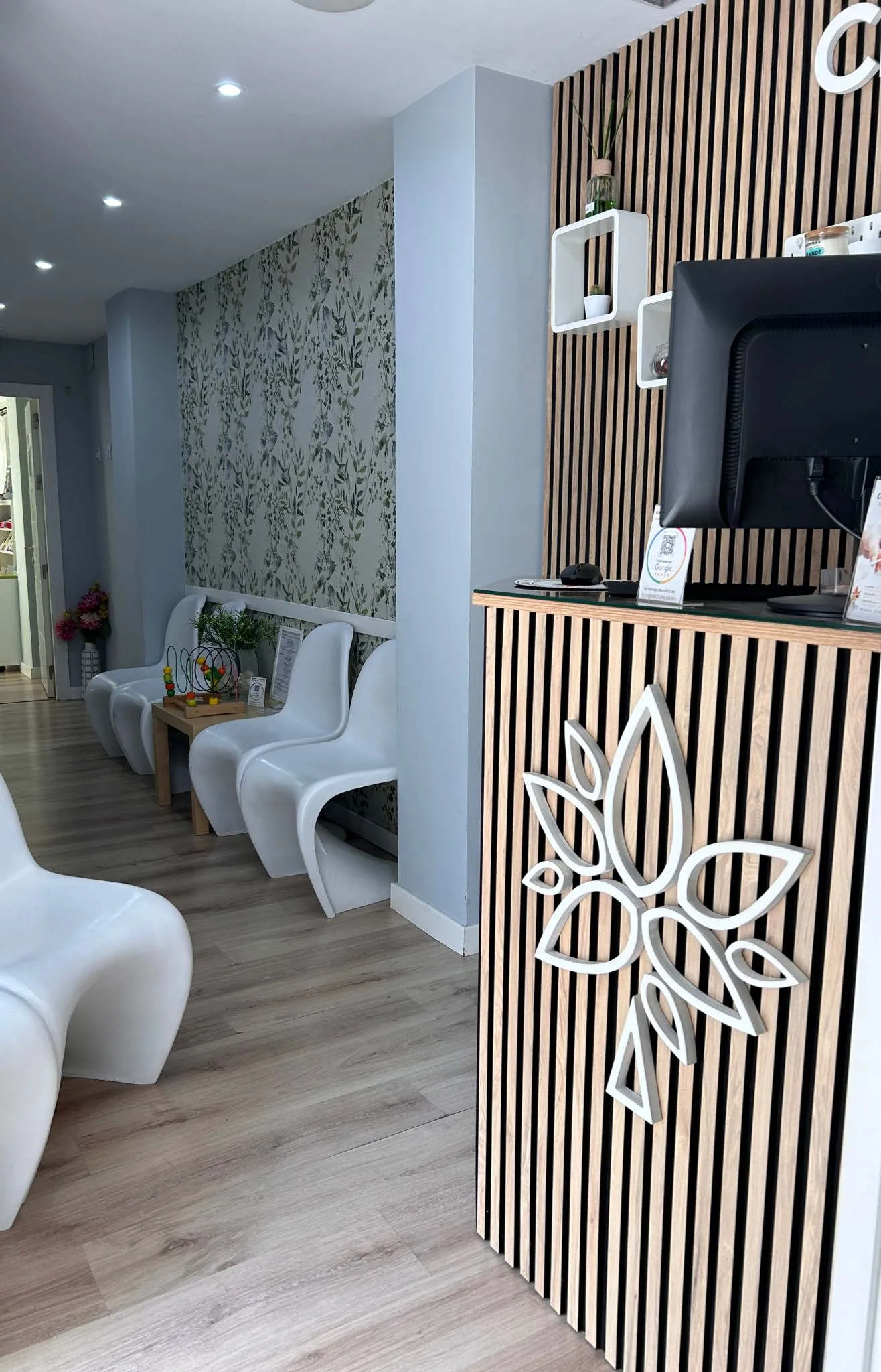 Recepción de la clínica dental y podología en Coria del Río, CLAVISUR clínicas