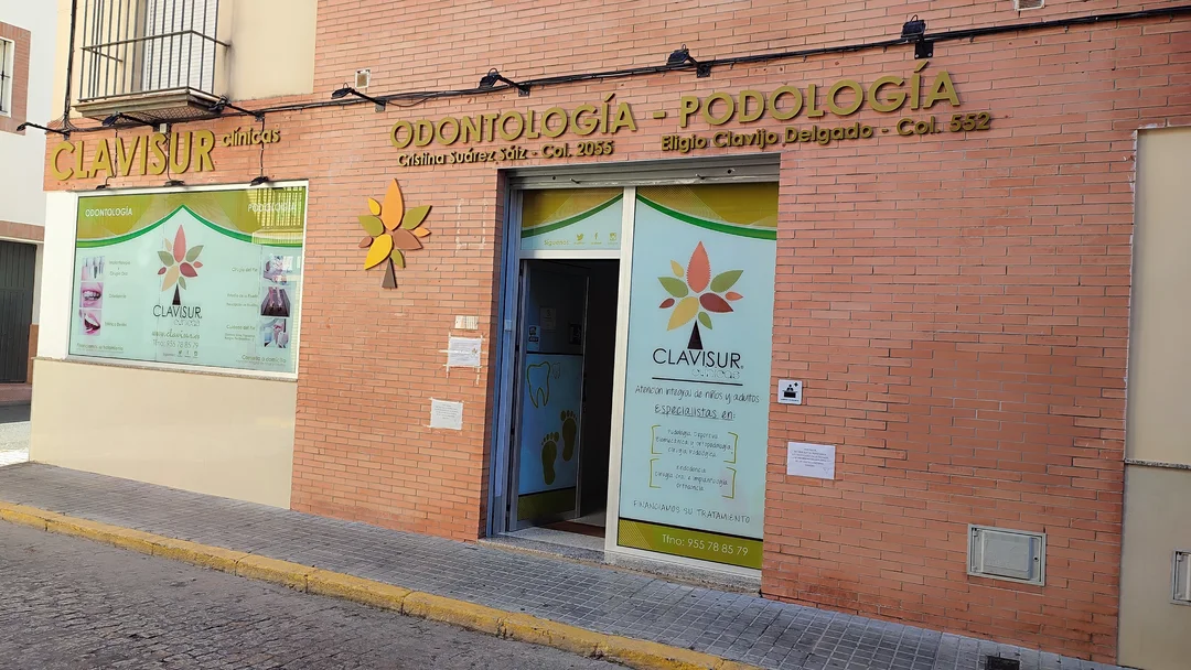 Entrada a la clínica dental y podología en La Algaba, CLAVISUR clínicas