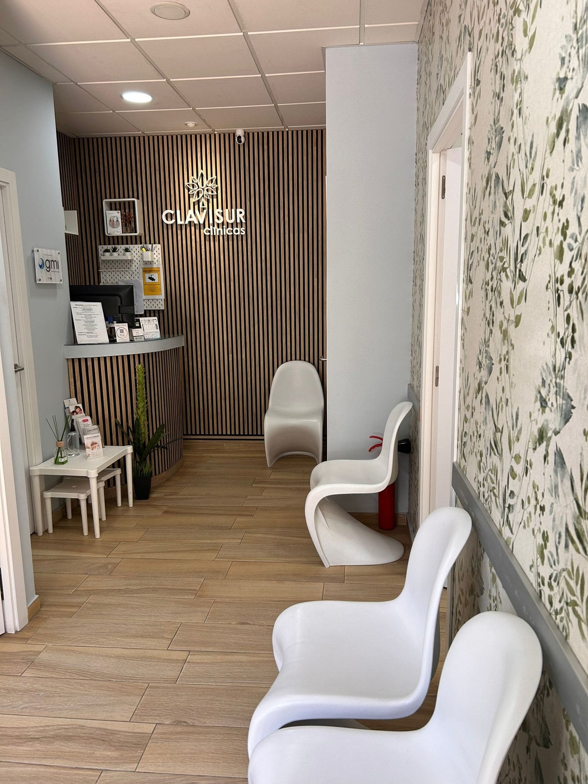 Sala de espera de la clínica dental y podología en Triana, CLAVISUR clínicas