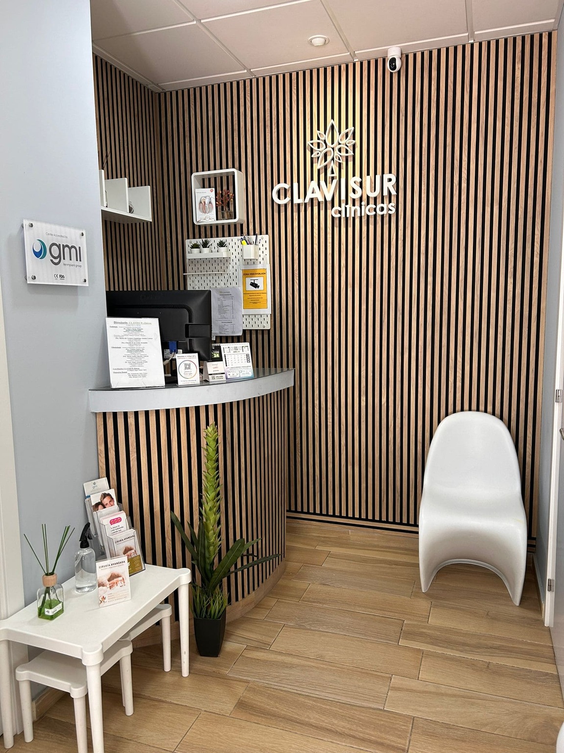 Sala de espera de la clínica dental y podología en Triana, CLAVISUR clínicas