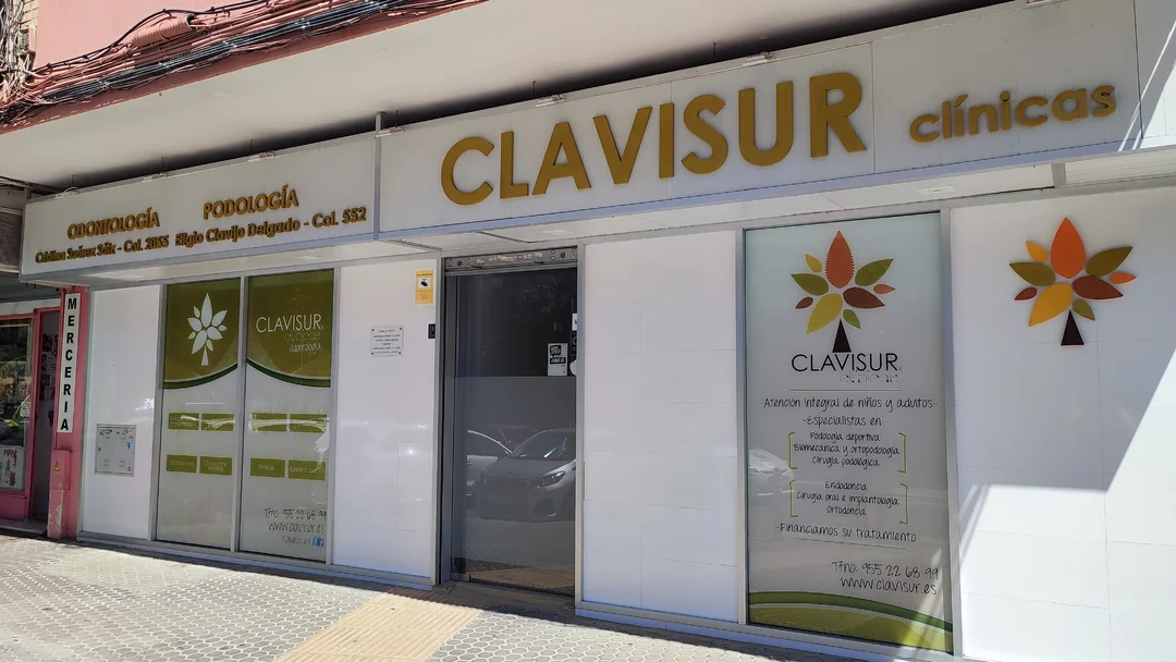 Entrada a la clínica dental y podología en Triana, CLAVISUR clínicas