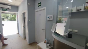 Sala de espera de la clínica dental y podología en Triana, CLAVISUR clínicas