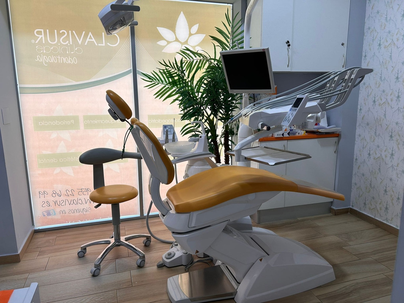 Sala de espera de la clínica dental y podología en Triana, CLAVISUR clínicas