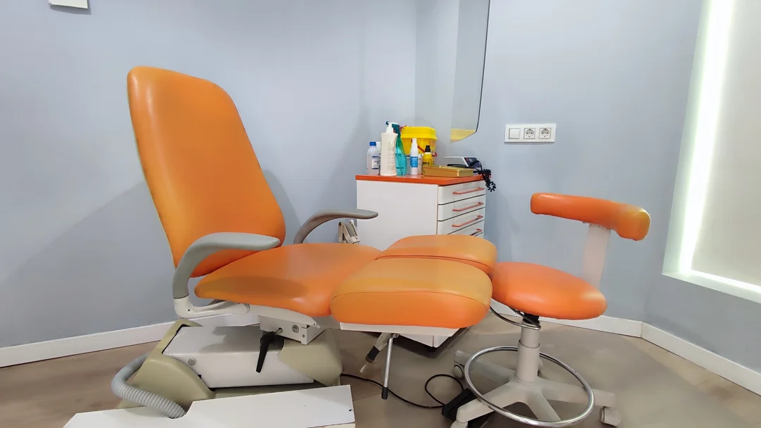 Sala 1 de podología en Coria del Río, CLAVISUR clínicas