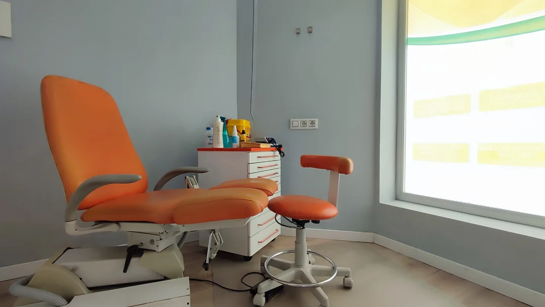 Sala 1 de podología en Coria del Río, CLAVISUR clínicas